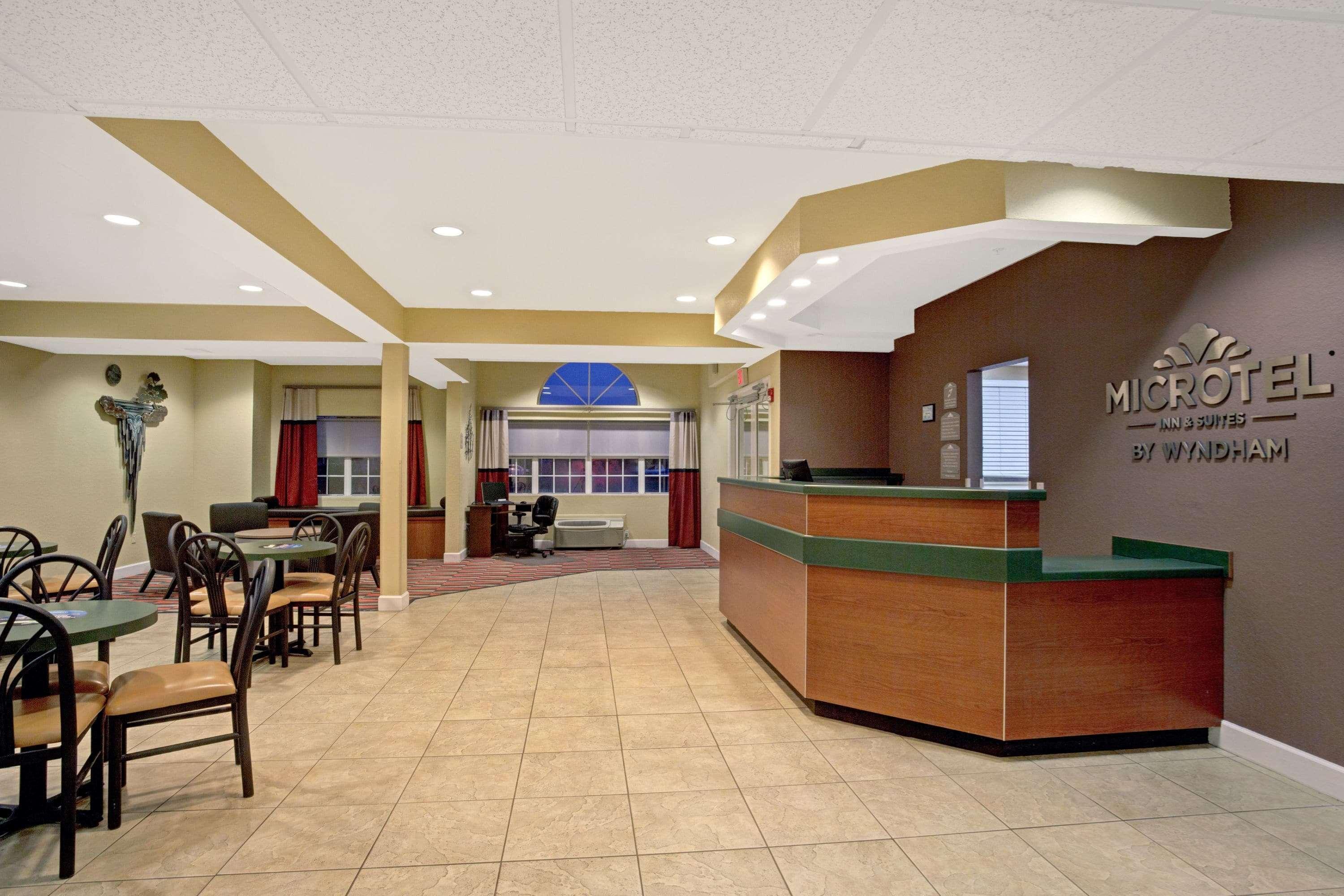 Hotel Microtel & By Wyndham Bushnell