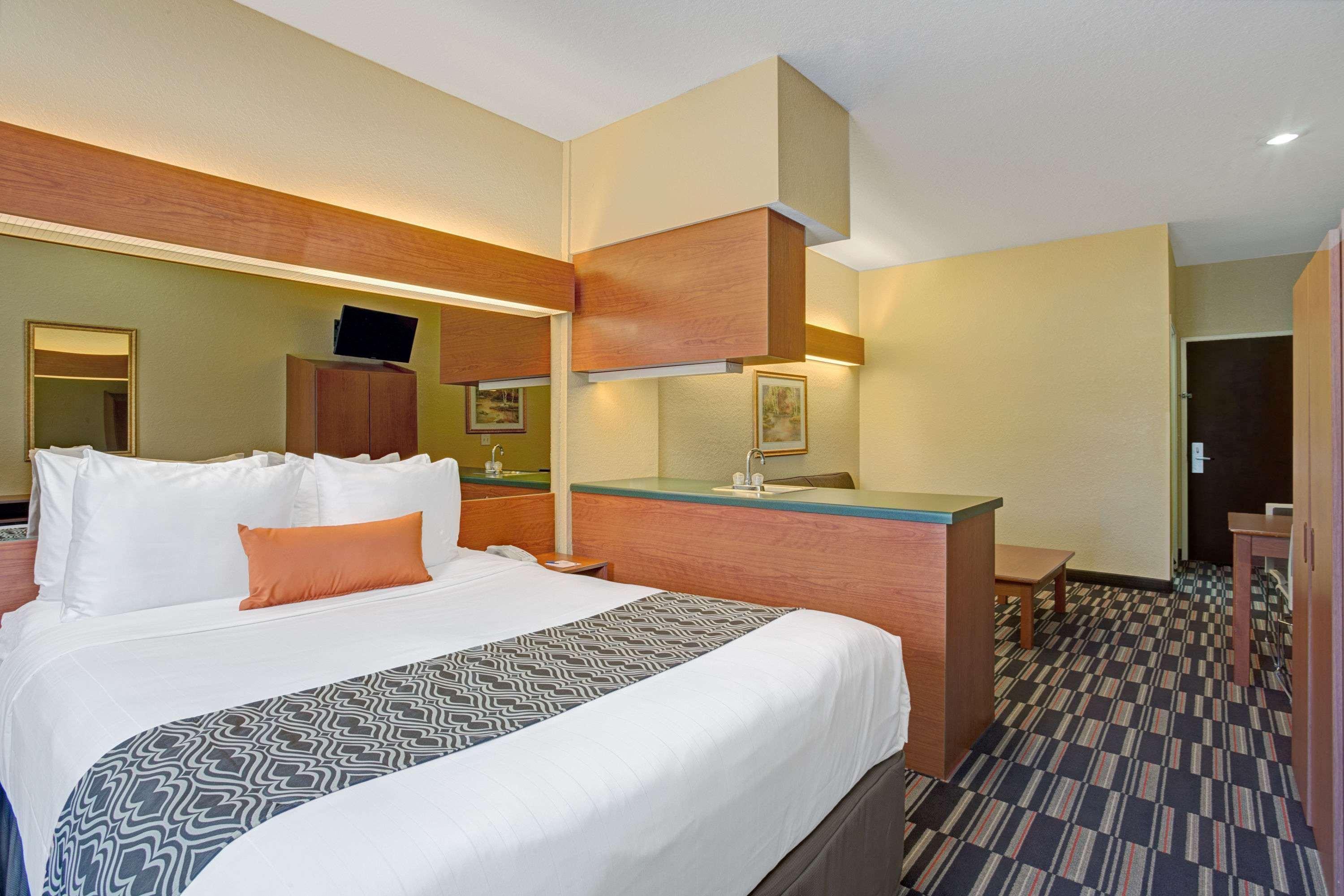 Microtel & By Wyndham Bushnell